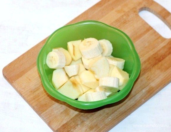 Банан и яблоко очистить от шкурки и семян, порезать дольками.

