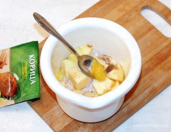 Выложить фрукты в чашу блендера. Добавить корицу и мед, измельчить блендером.
