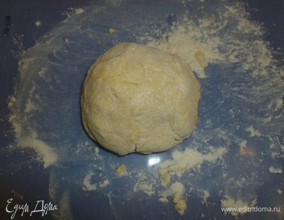 Переложить тесто на присыпанную мукой поверхность и обминать пару минут.