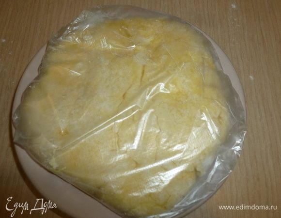 Тесто немного сплющить в лепешку, обернуть пленкой и убрать в холодильник на час.