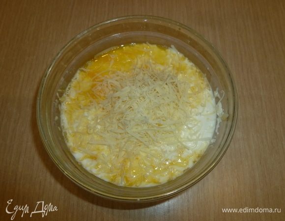 Яйца взбить со сливками и тертым пармезаном. Приправить солью и перцем.