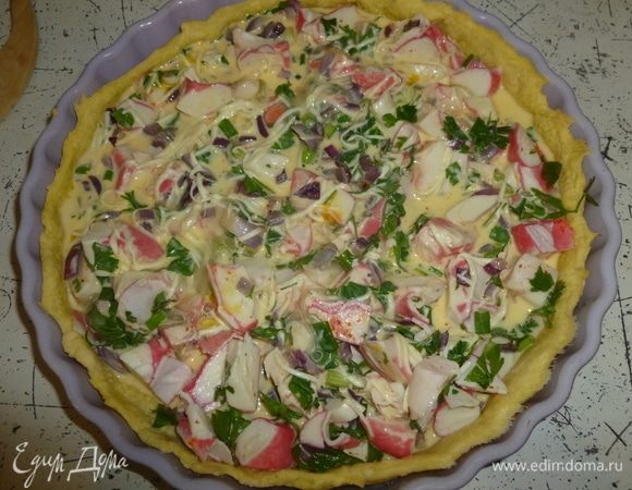 Залить все яичной смесью. Увеличить температуру до 190°С. Поставить пирог в духовку на 30 минут.