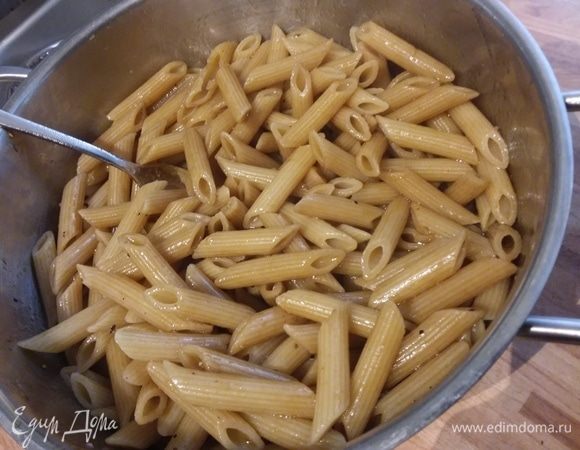 У меня цельнозерновые макароны, а вы можете использовать любую пасту. Для заправки смешать бальзамический уксус, соль, перец и оливковое масло (я дала приблизительное количество ингредиентов для заправки, возможно, вам захочется увеличить или уменьшить уксус и/или масло). Слить с пасты воду и еще горячими смешать с заправкой. 