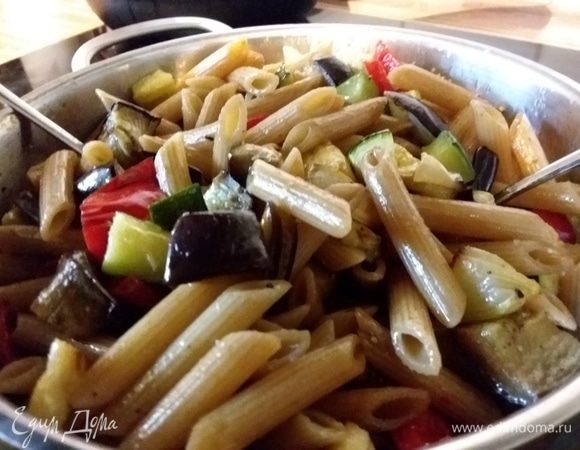 Добавить овощи, аккуратно перемешать. При желании досолить и доперчить. 