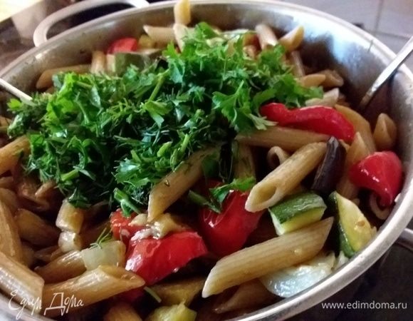 В конце добавить рубленую зелень (у меня петрушка, укроп и базилик). 