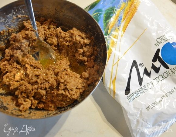 Влить льняное масло. Перемешать.