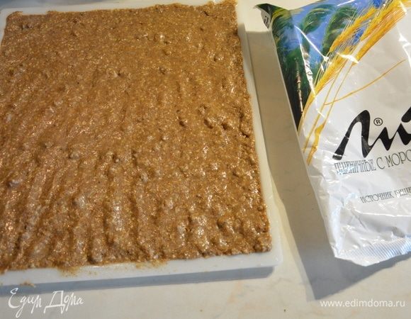 Противень или лист смазать растительным маслом. Выложить массу на противень или лист и разровнять руками. Я смазывала руки маслом и аккуратно разровняла неровности.