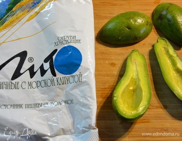 Готовим гуакамоле: авокадо разделить пополам, вынуть косточки, ложкой достать мякоть.