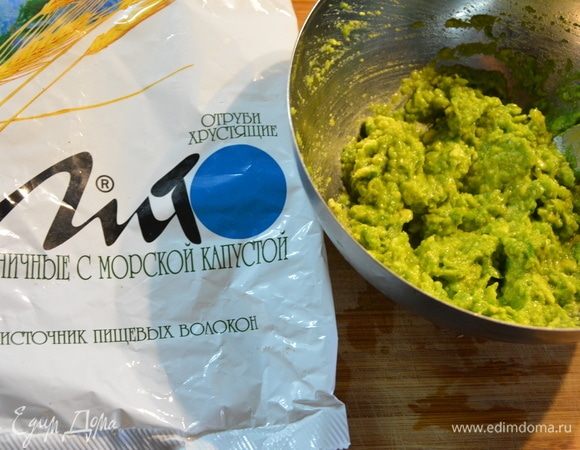 Размять мякоть авокадо вилкой. Авокадо нужно брать очень спелое и мягкое.