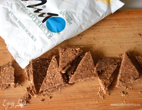 Чипсы нарезать треугольниками. Они очень ломкие и хрустящие.