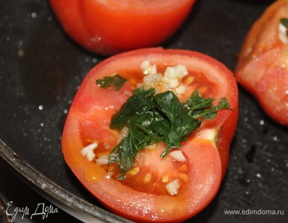 Помидоры готовить очень просто и быстро. Я их начинаю готовить до баклажанов, так они будут готовы одновременно. Раскалить хорошенько сковороду на сильном огне (не наливая масла), выкложить помидоры, разрезанные пополам (разрезами вверх, как на фото). Посолить, добавить мелко нарезанный чеснок, порубленную петрушку (у меня была замороженная), накрыть крышкой, жарить 5 минут. По истечении времени полить небольшим количеством оливкового масла каждый помидор, накрываем снова крышкой. Когда масло касается раскаленной сковороды, начинает дымиться, и помидоры под крышкой получаются с копченым вкусом (с дымком). После добавления масла оставляйте их на сильном огне еще в течение 7-10 минут, далее, пока готовятся баклажаны и яичница, убавьте огонь до минимума. Помидорки готовы! Подаем их с основным блюдом!