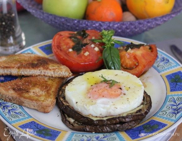 Составляем все красиво, сбрызнув оливковым маслом, щепоткой свежемолотого перца и свежей зеленью. Подсушенным хлебушком макать в текучий желток — это очень вкусно!
Приятного аппетита!
Buon appetito!