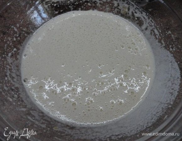 Яйца с сахаром и ванильным сахаром взбить добела.