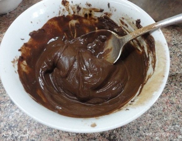 Порошок какао смешать с растворимым кофе и развести горячей водой. Вот здесь в следующий раз я сделаю по-другому: сварю крепкий кофе из молотых зерен и им разведу какао.