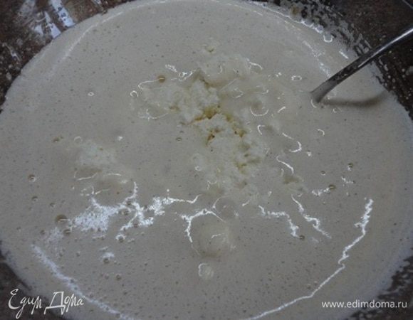 Творог протереть через сито и добавить к яичной смеси.