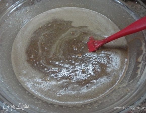 Добавить размягченное (почти растопленное) масло, растительное масло, какао с кофе.