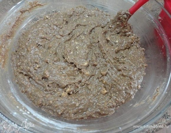 Просеять муку с разрыхлителем и щепоткой соли и все тщательно перемещать.