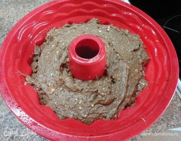 Кольцевую форму диаметром 24-27 см смазать маслом, наполнить тестом и выпекать в духовке 50 минут при температуре 180°С.