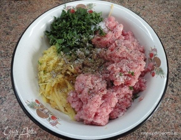 Картофель (1 крупный) натереть на крупной терке, петрушку нарубить, добавить соль и перец по вкусу. Все соединить с мясным фаршем и тщательно перемешать.
