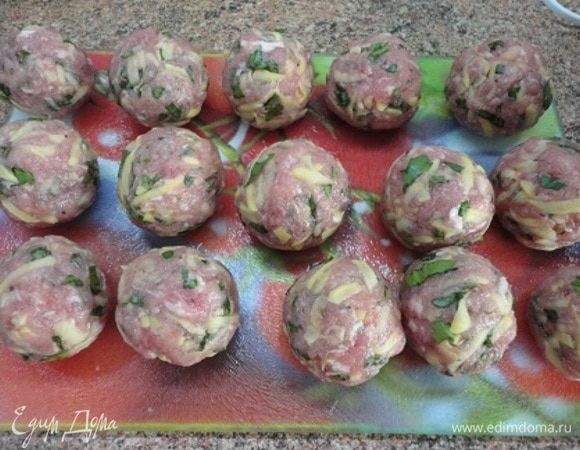 Сформировать фрикадельки (у меня получилось 15 штук).