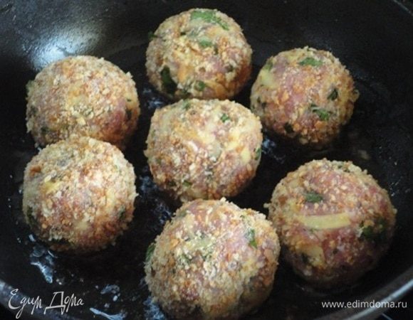 Обвалять в панировочных сухарях и обжарить на растительном масле со всех сторон.