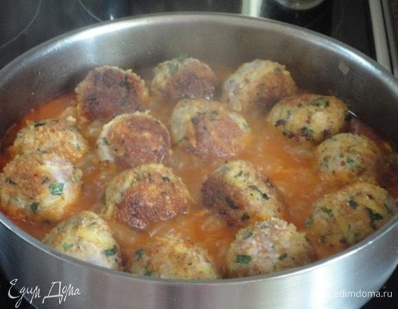 В соус выложить фрикадельки и готовить 15-20 минут на медленном огне. Готовым фрикаделькам дать настояться под крышкой, чтобы впитали в себя ароматы специй.