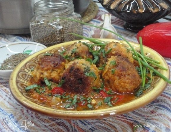 Подавать с зеленью петрушки и лука с питой или лавашем. В качестве гарнира отлично подойдет отварной булгур или кускус.