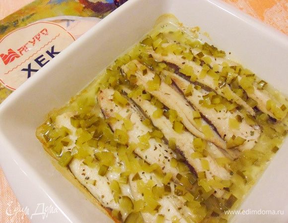 Рыбу полить огуречным рассолом, положить мелко нарезанные очищенные малосольные огурцы.