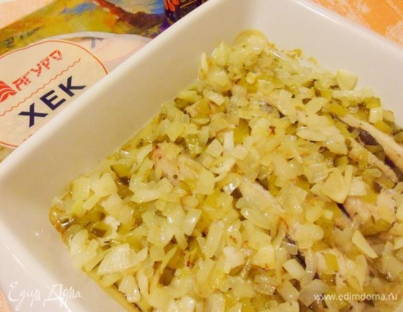 На них уложить предварительно слегка обжаренный лук.