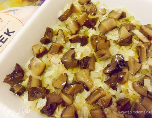 Затем положить шинкованные соленые грибы.