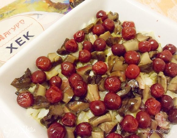 Выложить вишню.