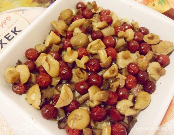 Добавить сюда же маринованные грибы. Полить ложкой растительного масла. Вернуть в духовку и запекать до готовности около 20 минут.