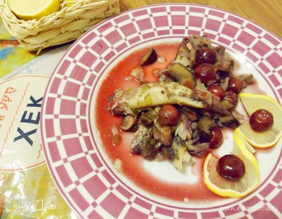 Готовую рыбу выложить на блюдо вместе с ингредиентами, с которыми она запекалась, полить образовавшимся соусом.