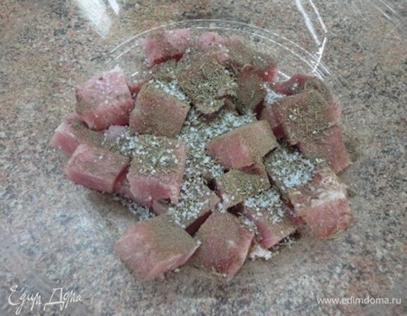 Мясо (лопаточная часть без кости) нарезать на кубики,тпосыпать тимьяном, перцем, тмином и солью. Оставить мариноваться, пока готовим овощи.