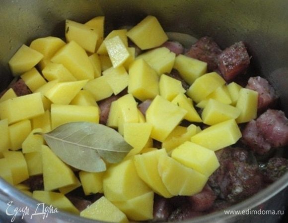 Добавить мясо, сельдерей, картофель, лавровый лист и залить бульоном или горячей водой. Перемешать, накрыть крышкой и варить на медленном огне около часа. Какой аромат витал на кухне!