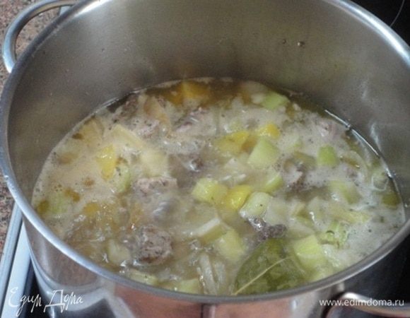 За 10 минут до окончания варки, добавить капусту. Это уже мое вмешательство в рецепт, т.к. мы не любим разваренную капусту. А в оригинале ее закладывают вместе со всеми овощами.