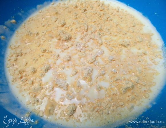 Всыпать соль, сахар.