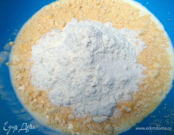 Просеять муку с разрыхлителем.