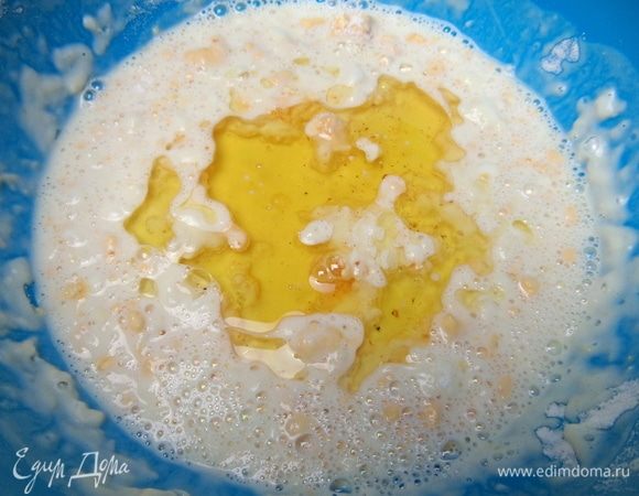 Влить масло. Можно топленое, но поменьше.