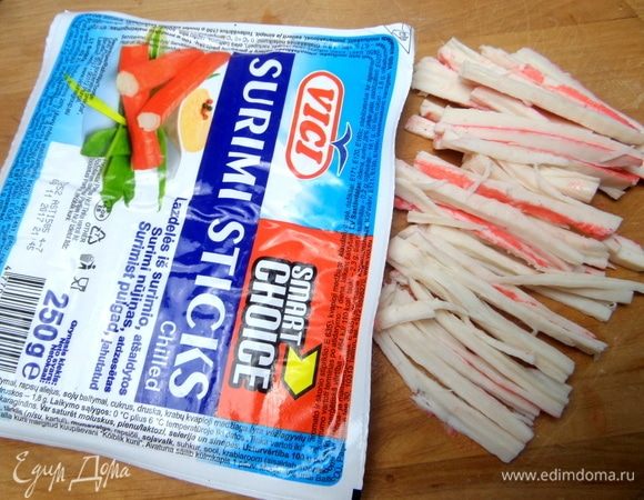 Готовим припек, пока тесто немного постоит. Крабовые палочки VICI нарезать соломкой.