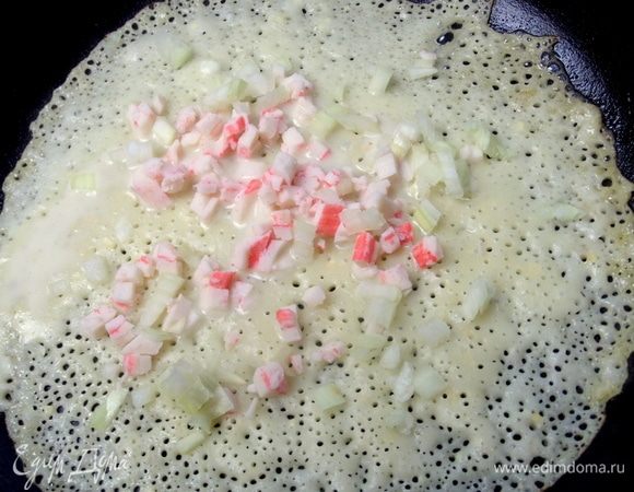 Налить тесто поварешкой на раскаленную сковороду (у меня тефлоновая 22 см в диаметре). Сверху быстро насыпать начинку, сколько хочется. Прижать в сырое тесто лопаткой.