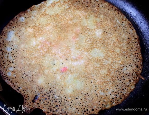 Перевернуть и жарить вниз припеком. Слегка прижать снова.