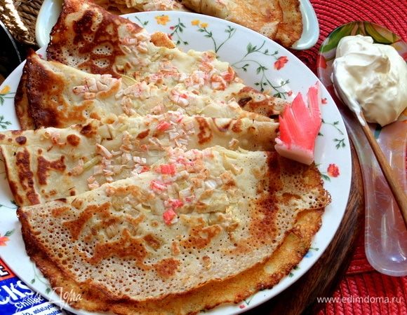 При подаче складываем пополам или четвертинками.