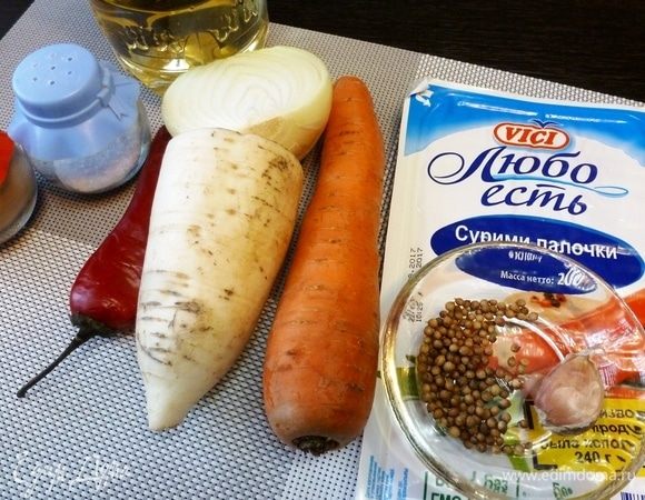 Подготовим продукты для хе с крабовыми палочками. Овощи вымоем и почистим. Зерна кориандра разомнем в крошку.