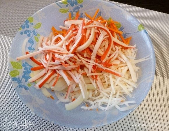 Смешаем все ингредиенты в салатнике.