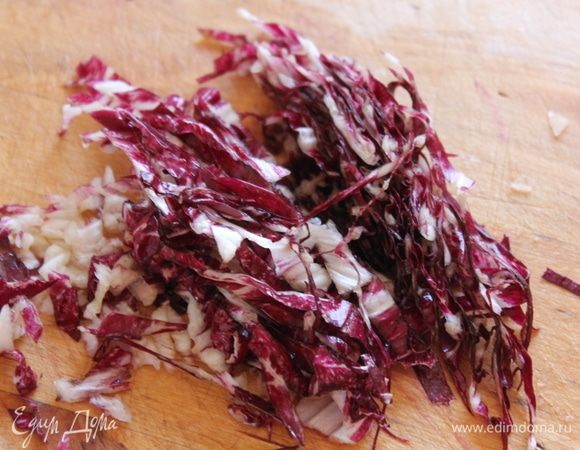 Нарезать мелко 2/3 части от необходимой части цикория. Тем временем, влить воду в сотейник, поставить на огонь, посолить. Довести до кипения к моменту ее добавления в рис (вода нам нужа будет исключительно, для ризотто).