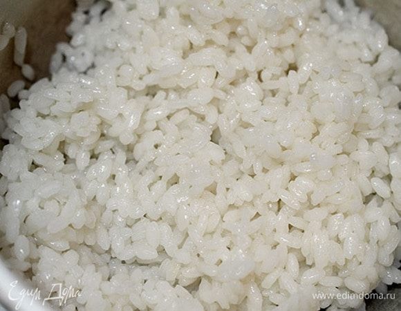 Рис хорошо промыть, замочить на 15 минут. Затем отварить в подсоленной воде: довести до кипения, огонь убавить и варить до готовности под крышкой. Слегка остудить, добавить рисовый уксус и перемешать.