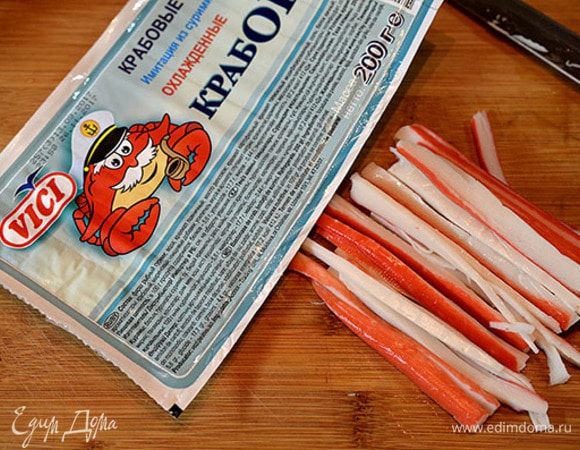 Крабовые палочки нарезать тонкой соломкой. Я всегда в своих блюдах использую крабовые палочки и крабовое мясо ТМ VICI. Они очень сочные, не содержат консервантов, сделаны из натуральной рыбы.
