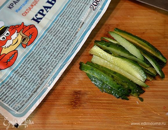 Огурец нарезать тонкой соломкой.