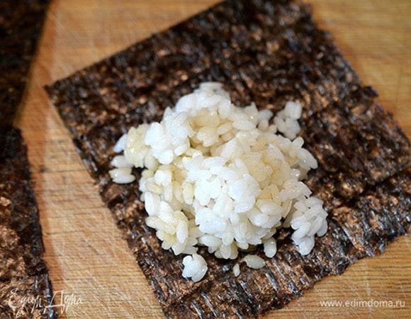 В нори кладем отварной рис. 